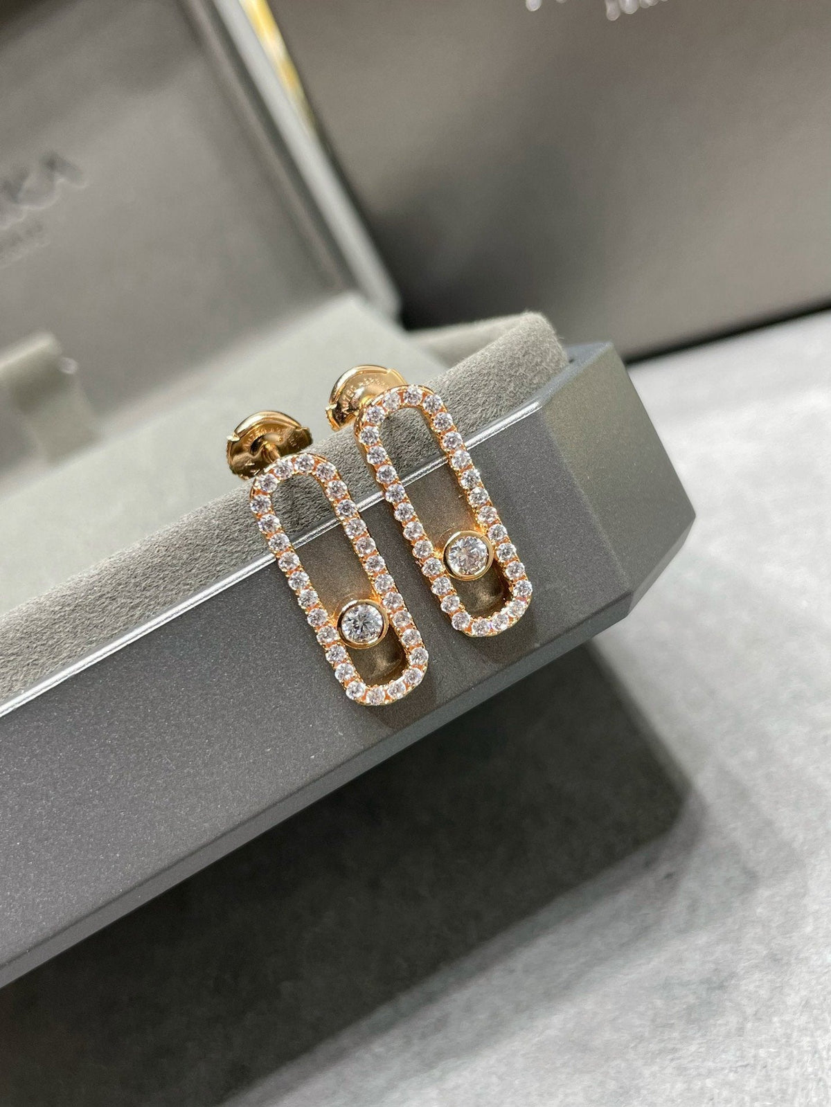 [ECHO]MOVE UNO STUD DIAMOND PAVED EARRINGS