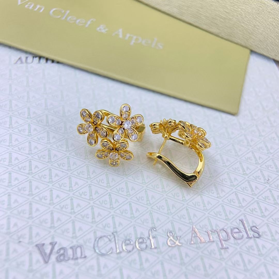 [ECHO ]THE FLOWERS ARE ALL STUDDED WITH STUD EARRINGS