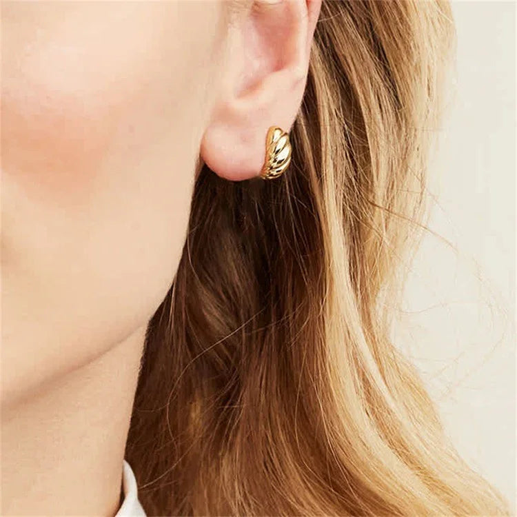 [Echo Fine]Croissant Huggie Earrings