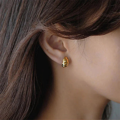 [Echo Fine]Croissant Huggie Earrings